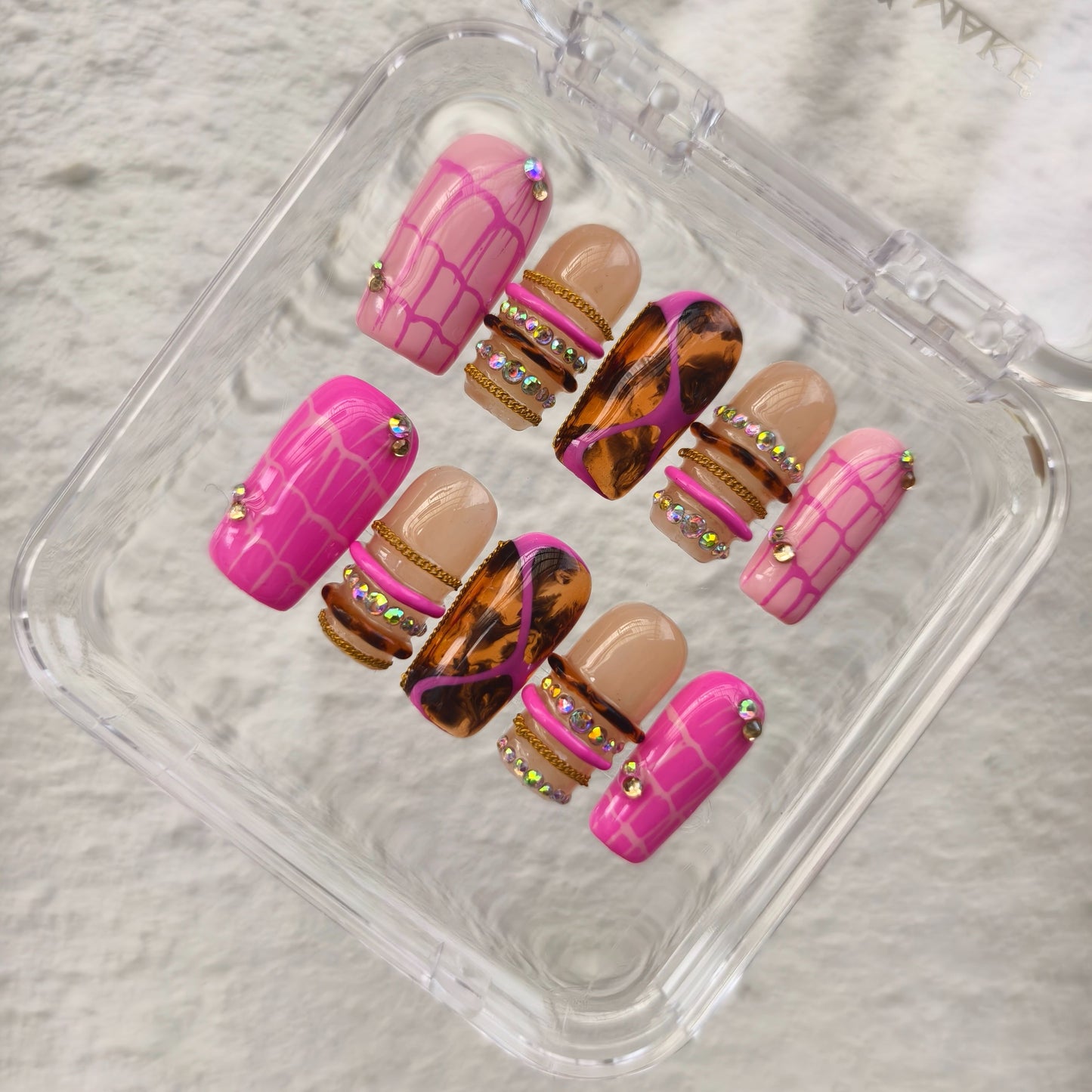 PROMAKE Custom Nails | Pink Tortoiseshell Luxe H90047 | Luxury Handmade Press-On Nails, Hot Pink Croc Print & Amber Tortoiseshell Nail Art, Gold Chain Accents, Sparkling Rhinestones，Reusable Nail Kit With Tools, Sizes XS–XL